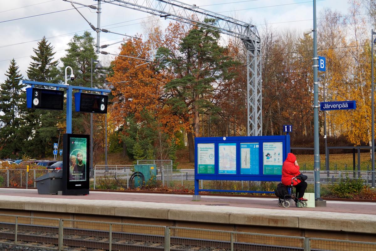 Asemamainonta | Järvenpään rautatieasema | 2 pystynäyttöä | MT Mediateko Oy  [Mediakortti]
