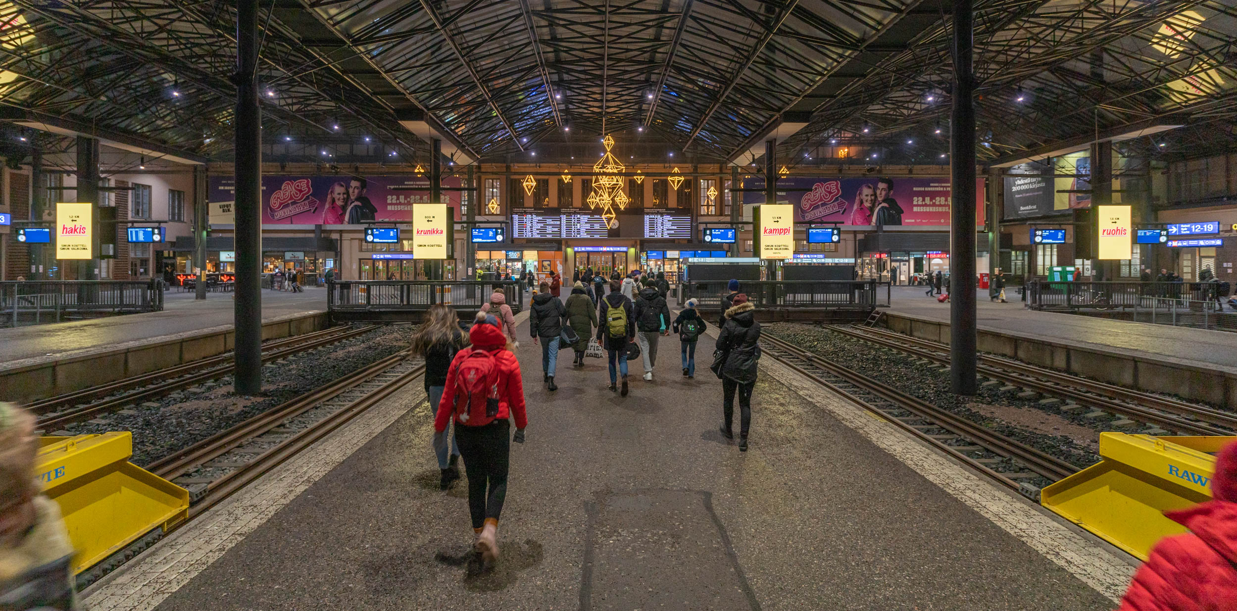 Asemamainonta | Helsingin päärautatieasema | 8 pysty LED-Suurtaulua 2