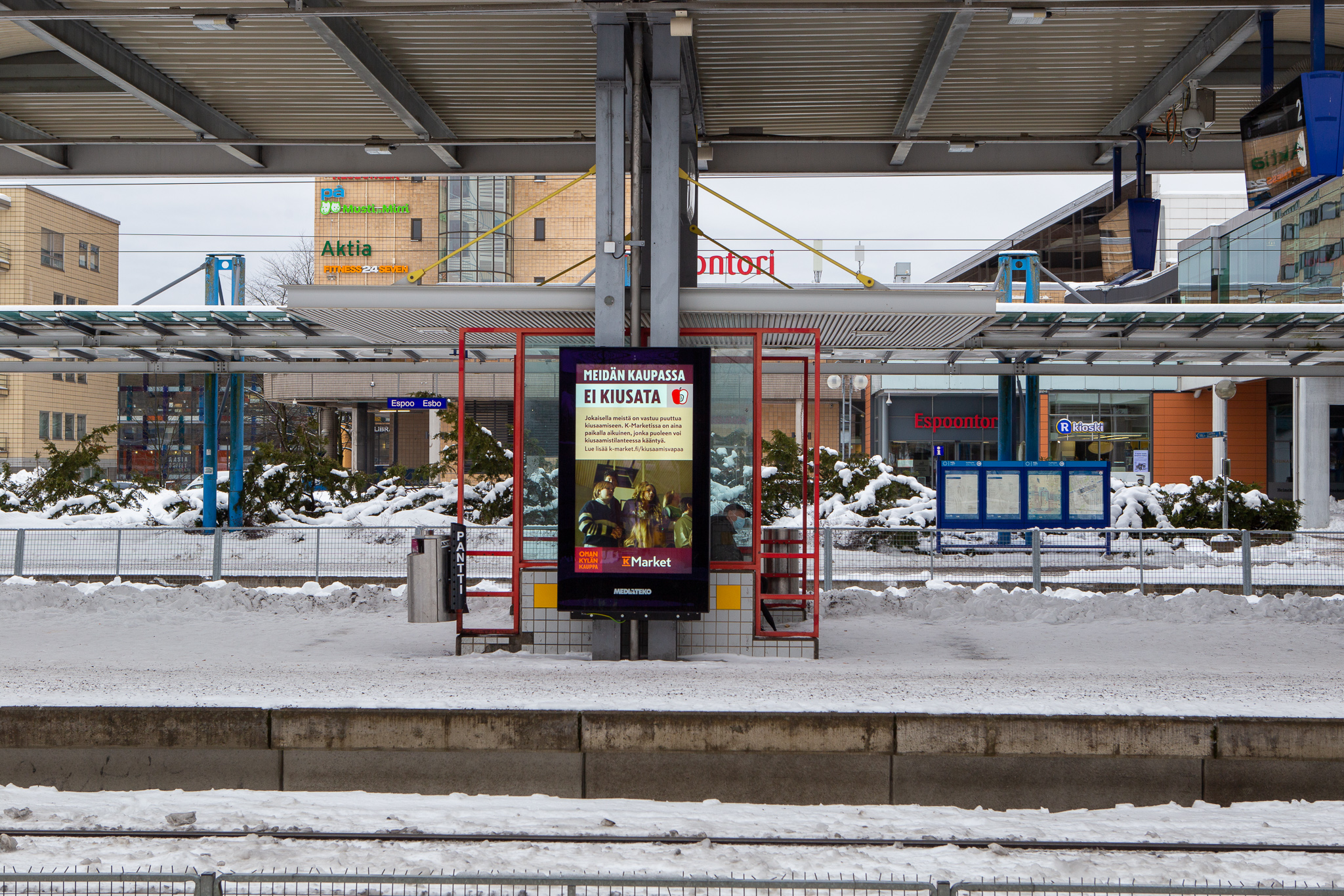 Asemamainonta | Espoon keskuksen rautatieasema | 2 pystynäyttöä 3