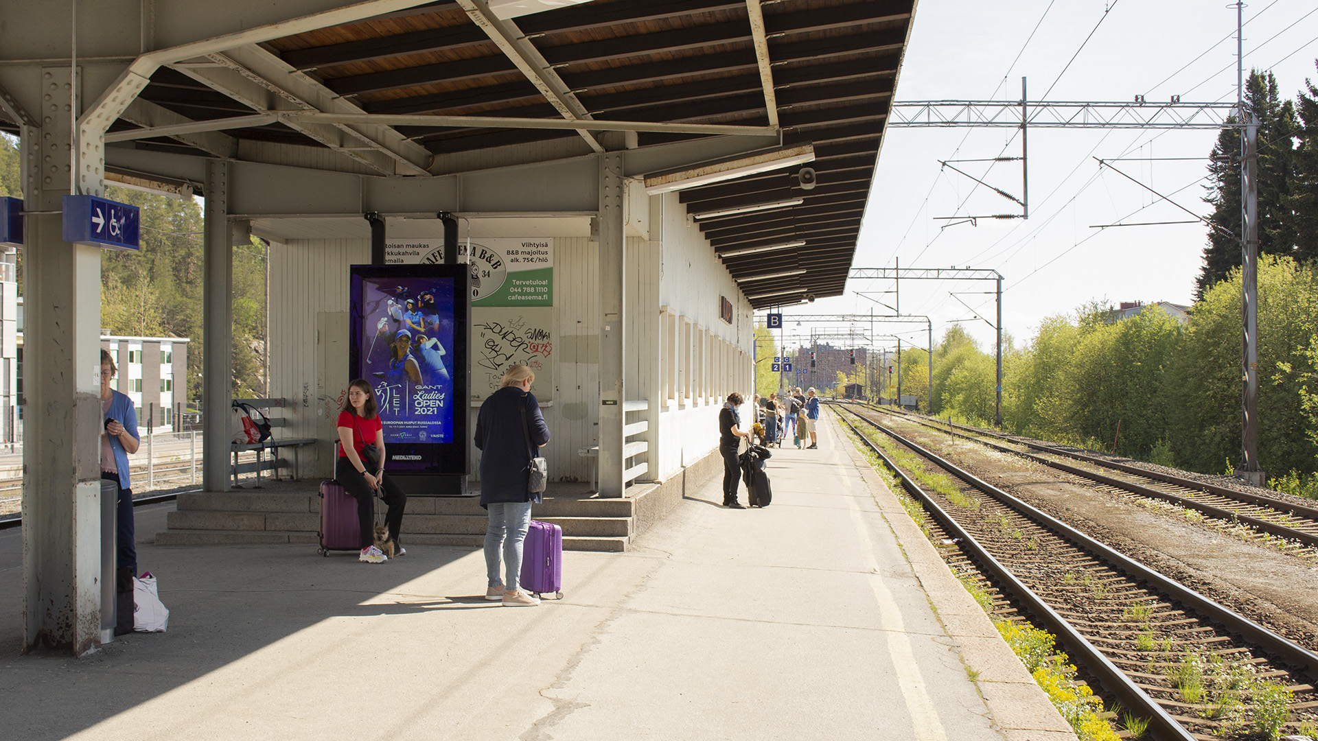 Asemamainonta | Oulun rautatieasema | 3 pystynäyttöä 2