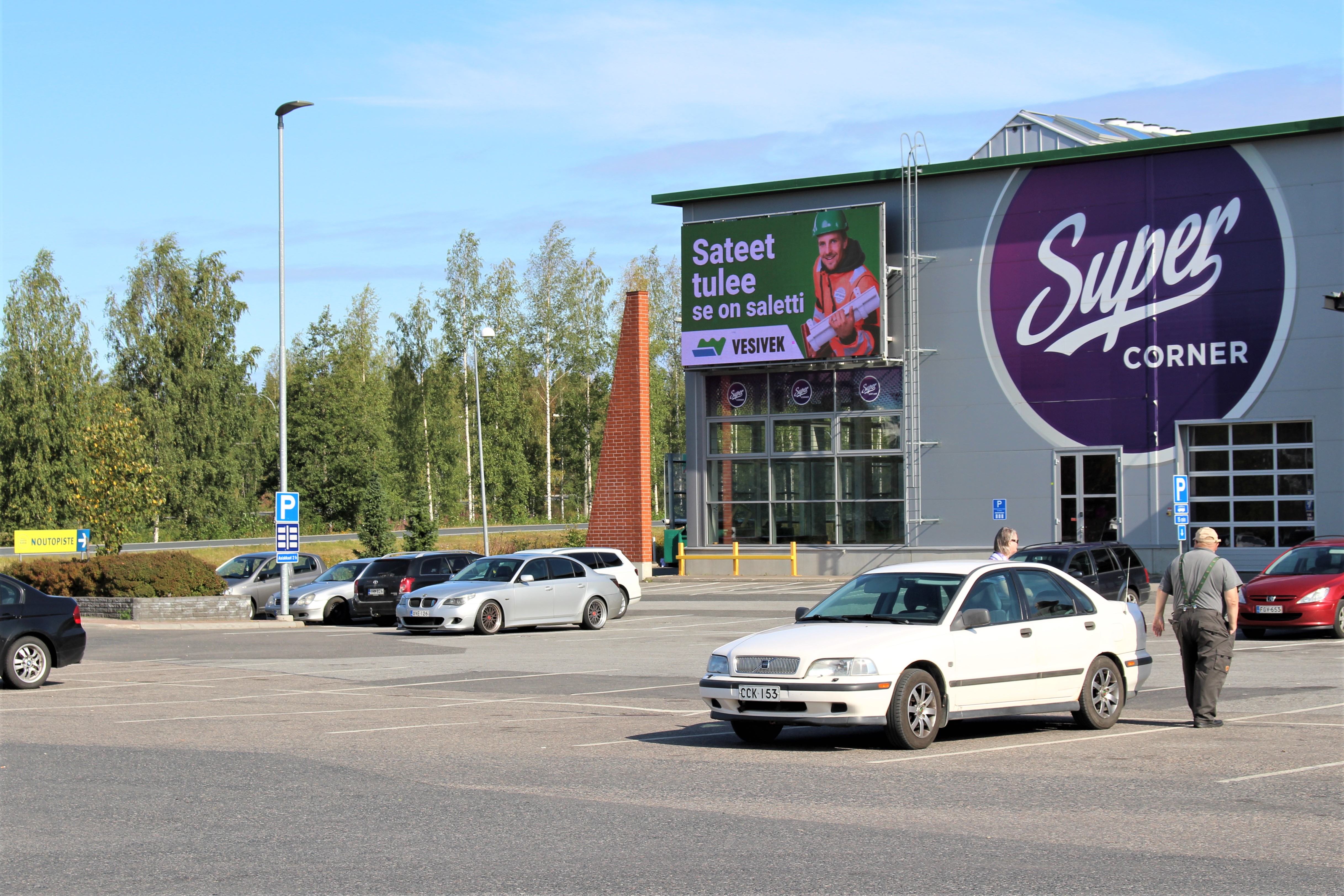 Shopper Digital Kuopio | 12 kpl Pystynäyttöjä & 6 LED-Suurtaulua 9