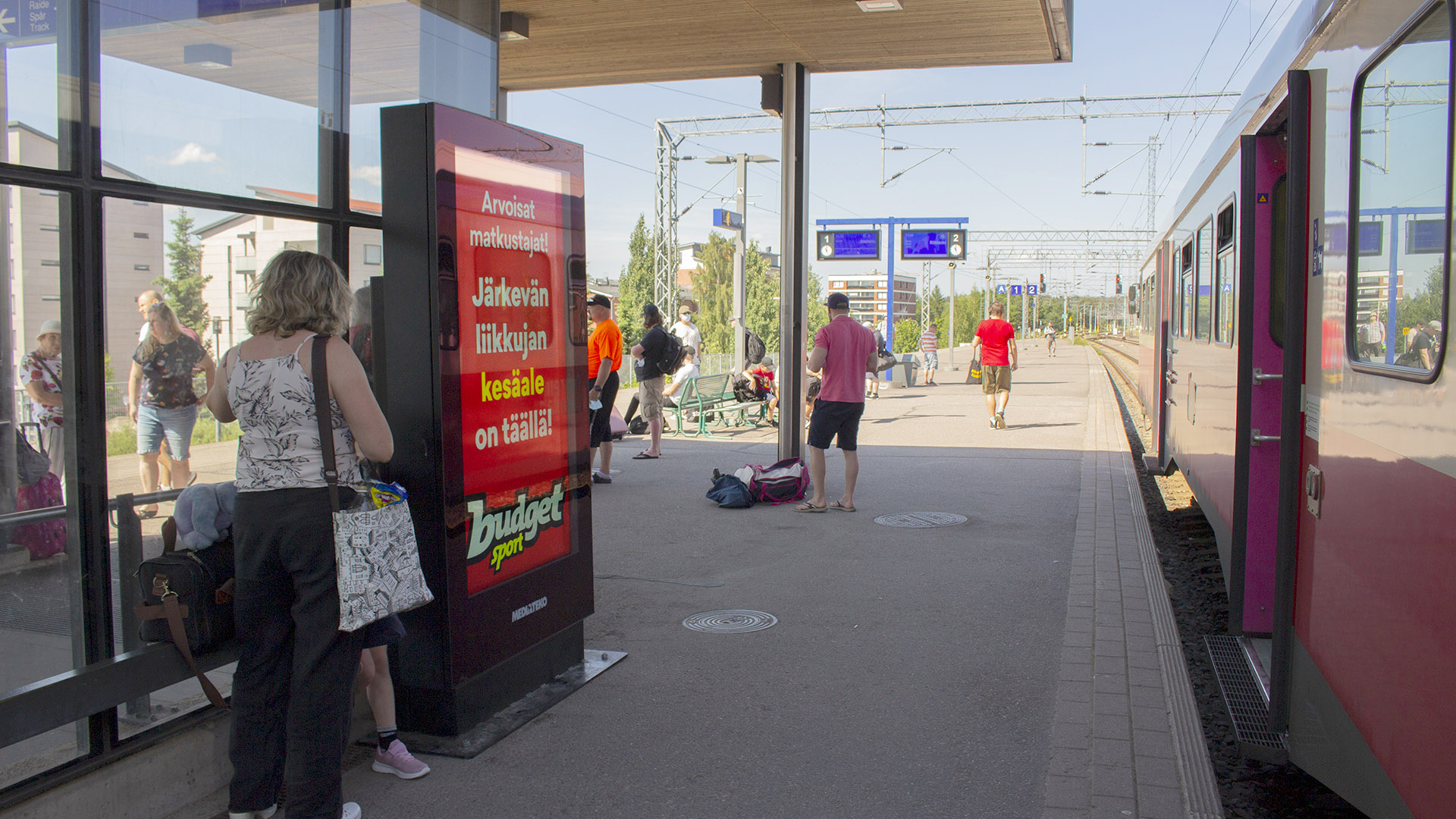 Asemamainonta | Hämeenlinna rautatieasema | 2 pystynäyttöä 2