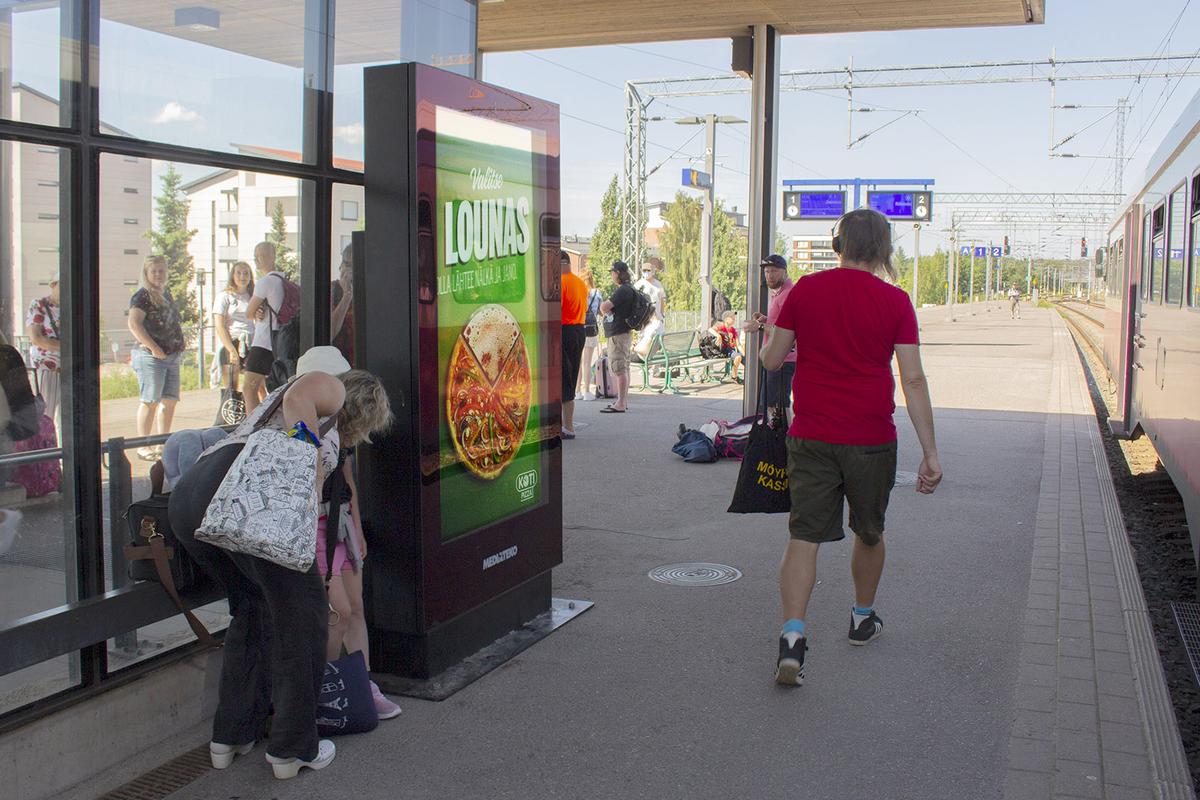 Asemamainonta | Lahden rautatieasema | 4 pystynäyttöä | MT Mediateko Oy  [Mediakortti]