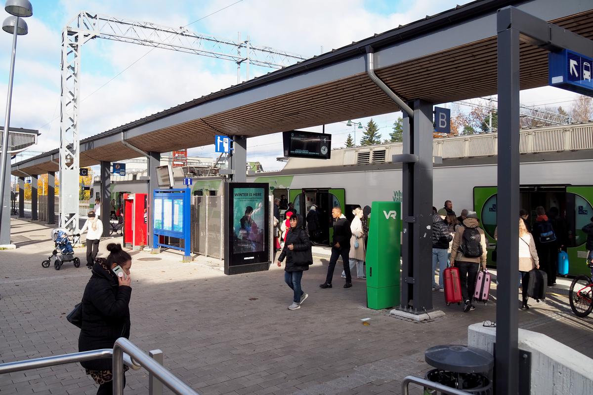 Asemamainonta | Järvenpään rautatieasema | 2 pystynäyttöä | MT Mediateko Oy  [Mediakortti]