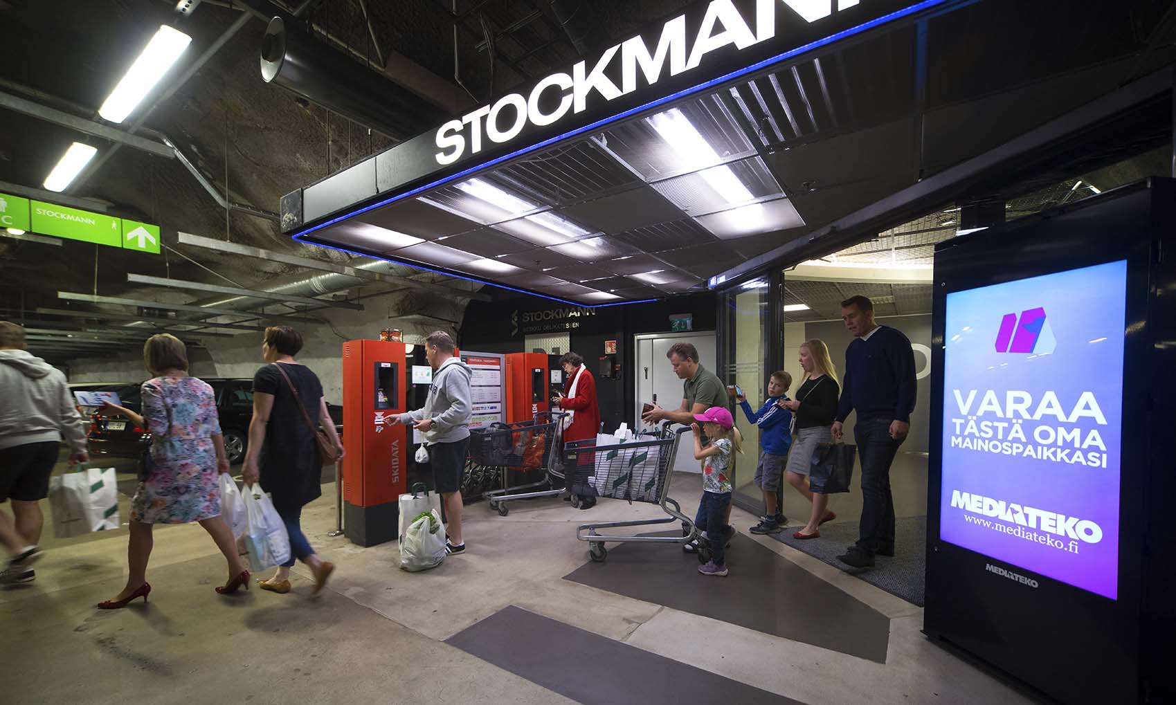 Stockmann Helsingin Pysäköintitalo | 3 kpl LED-suurtaulu ja 12 kpl DS Pylon 3