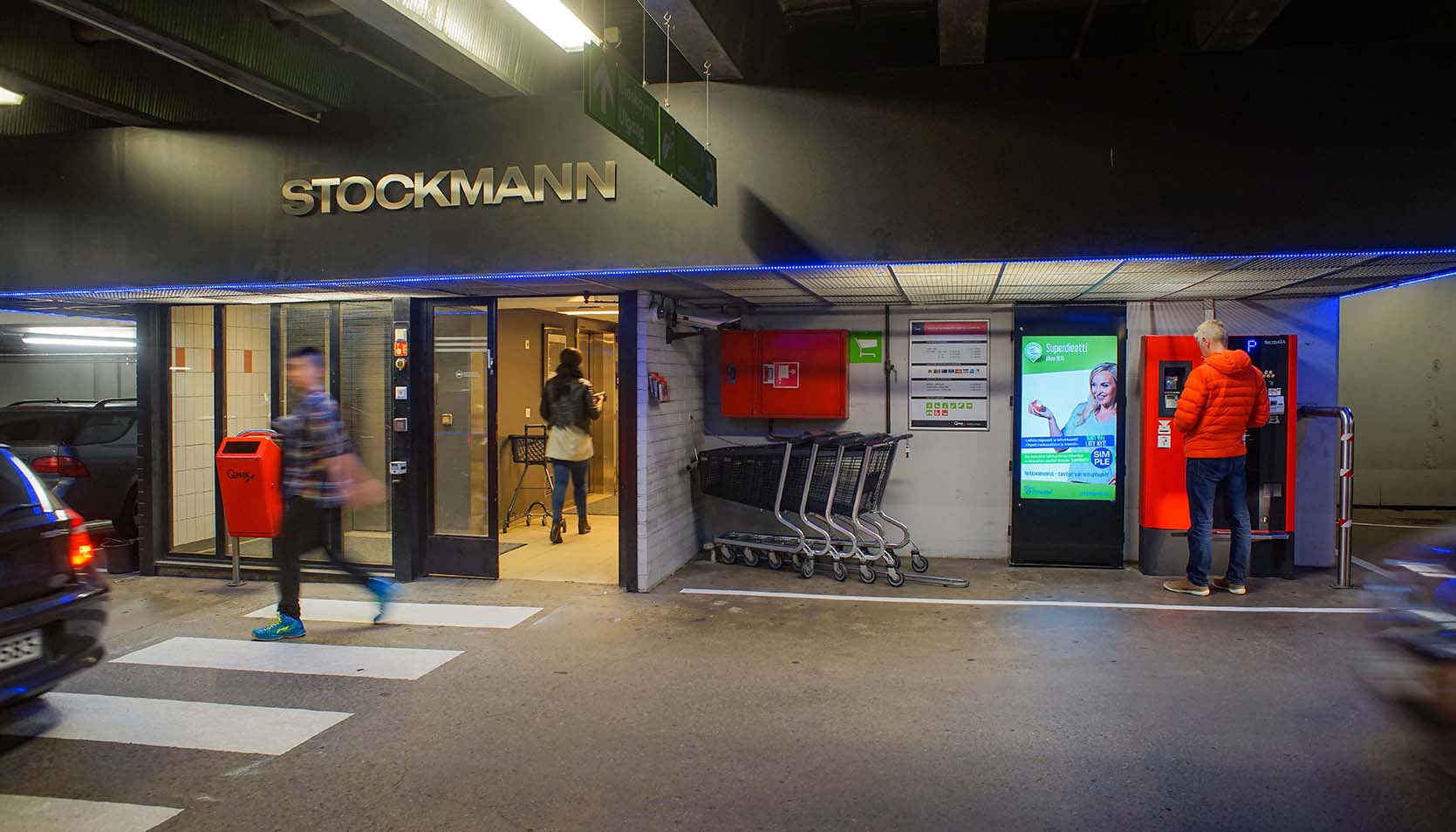 Stockmann Tampereen Pysäköintitalo | 1 kpl LED-Suurtaulu ja 3 kpl DS Pylon 1