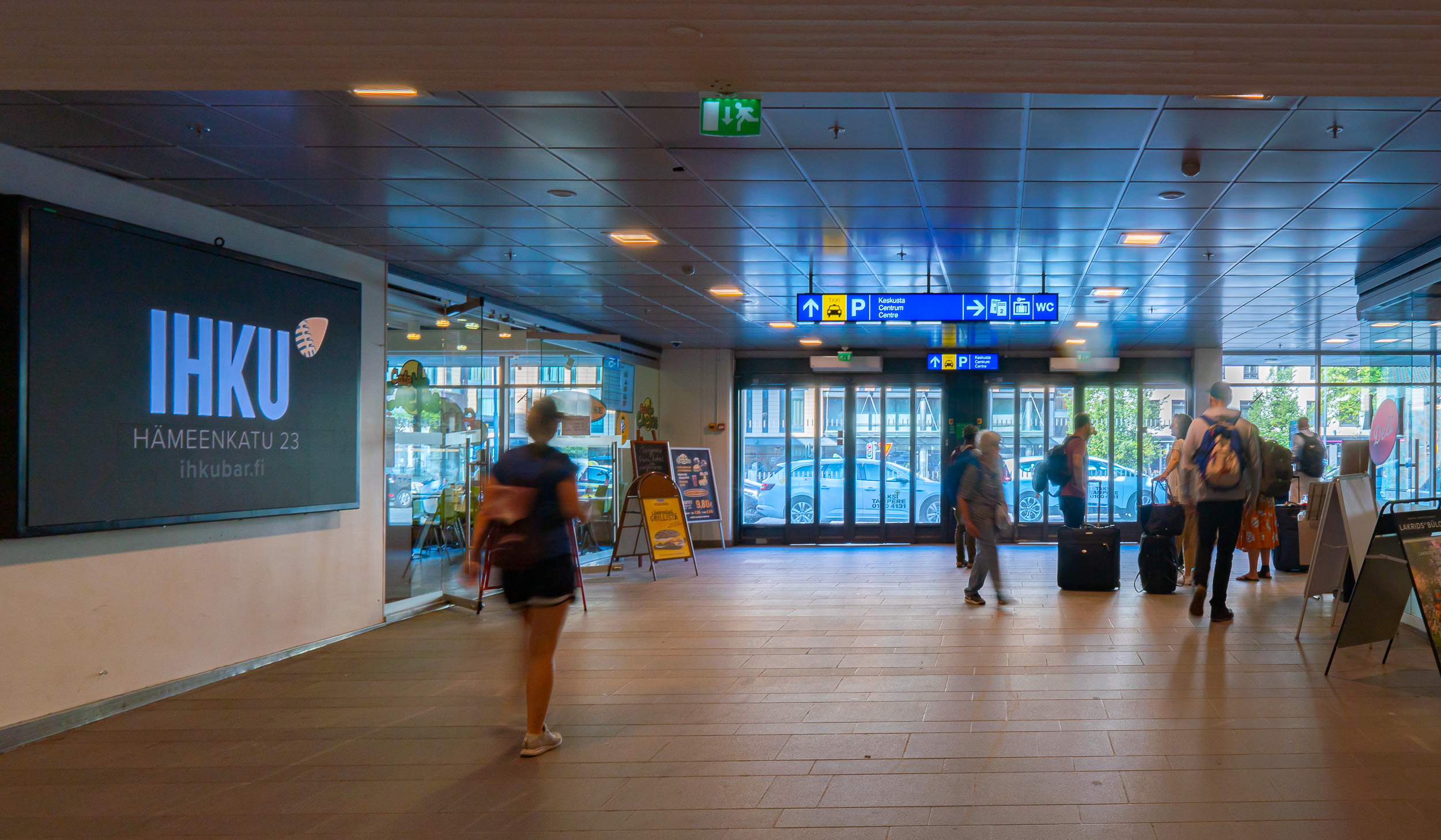 Tampereen rautatieasema | 2 LED-suurtaulua & 2 Pystynäyttöä 3