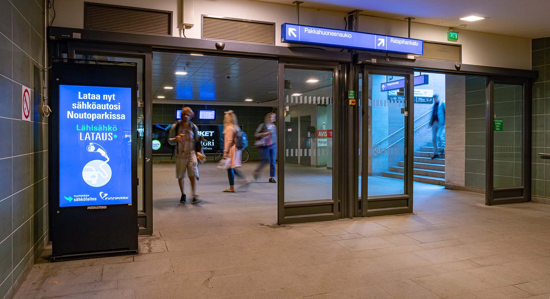 Tampereen rautatieasema | 2 LED-suurtaulua & 2 Pystynäyttöä 1