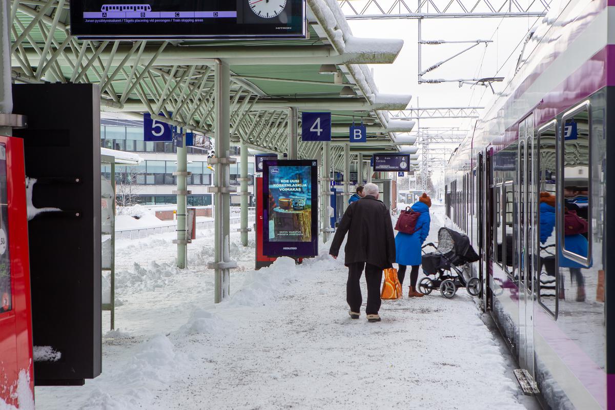 Asemamainonta | Tikkurilan rautatieasema | 6 pystynäyttöä | MT Mediateko Oy  [Mediakortti]