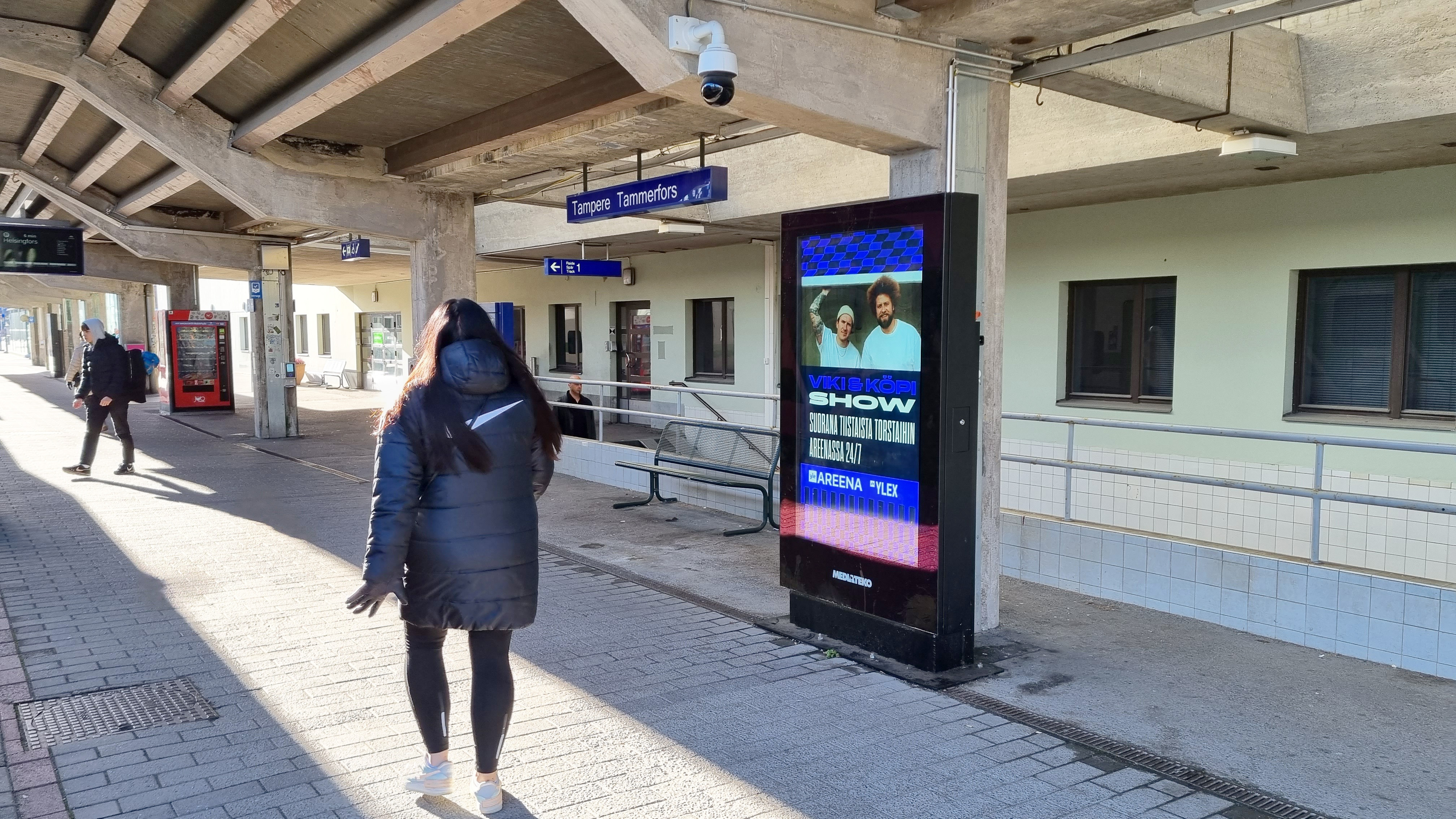 Asemamainonta | Tampereen rautatieasema | 6 pystynäyttöä 5